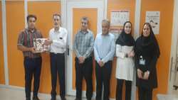 حضور مدیر بیمارستان به همراه جمعی از مسئولین در بخش دندانپزشکی بیمارستان امتیاز و عرض تبریک و تنهنیت به کارکنان این بخش   