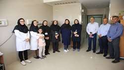 حضور مدیر بیمارستان به همراه جمعی از همکاران در بخش روان شناسی و عرض تبریک و تهنیت به همکاران در این بخش 