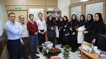 حضور مدیر بیمارستان به همراه جمعی از کارکنان این مرکز در بخش واحد بهبود کیفیت و عرض تبریک و تهنیت به کارکنان این بخش با اهدای گل و شیرینی 